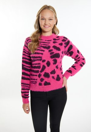 Fuzzy pink sweater med iøjnefaldende sorte dyreprint mønstre. Standard pasform med lange ærmer og ribstrikkede manchetter. Blød tekstur hele vejen igennem.