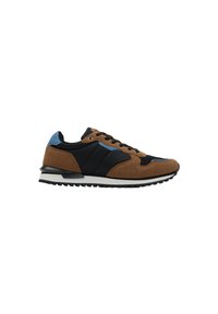 Zapatilla casual para hombre con ante marrón, tela negra, detalles azules, cordones negros y suela de goma blanca, orientada hacia la derecha sobre fondo blanco.