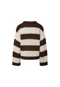 Pull en grosse maille avec larges rayures horizontales marron et blanches vu de dos, manches longues et col rond.
