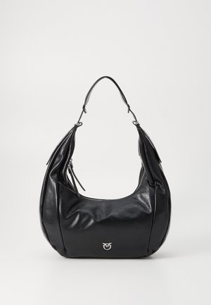 Fekete bőr válltáska ívelt sziluettel, cipzáras díszítésekkel és megkülönböztető logóval. Simább textúrájú és állítható pánttal a sokoldalúság érdekében.