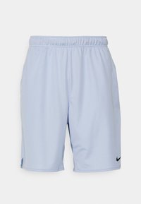 Pantalones cortos deportivos de color azul claro hechos de tela suave, con una cintura elástica y un logotipo negro de Nike en el lado derecho.
