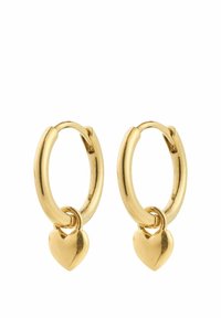 Goldene Creolen mit einem glatten, runden Design und einem kleinen Herzanhänger, der von jeder Creole baumelt.