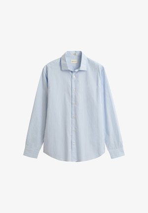 Hellblaues Hemd mit langen Ärmeln, dünnen weißen vertikalen Streifen und spitzem Kragen, flach auf weißem Hintergrund ausgelegt.