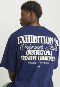 Jack & Jones JORROXBURY TYPE TEE CREW NECK - Apdrukāts T-krekls - ocean cavern