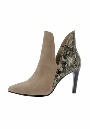 Beige suede nilon bootai ankle med spiss tå, V-kuttede sider og et slangeskinnmønster på hælen. Har en 3-tommers svart stiletthæl.