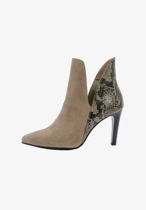 Beige suede nilon bootai ankle med spiss tå, V-kuttede sider og et slangeskinnmønster på hælen. Har en 3-tommers svart stiletthæl.