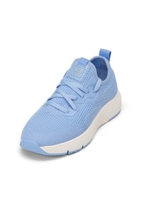 Scarpa da ginnastica azzurro chiaro con tomaia in maglia, design con lacci, linguetta imbottita e suola bianca con scanalature testurizzate.