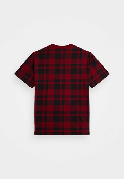 Röd och svart rutmönstrad kortärmad t-shirt med rund halsringning; tyget verkar slätt och har ett vävt mönster på baksidan.