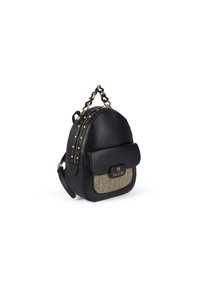 Schwarzer Leder-Rucksack mit einer Vorderseite im Fischgrätenmuster, goldenen Hardwareakzenten und einem Kettengriff. Glatte Textur und kompaktes Format.