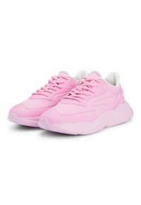 Paire de baskets Hugo d'un rose vif avec des lacets, un tissu texturé, et des semelles épaisses, vues de l'avant côté droit sur fond blanc.