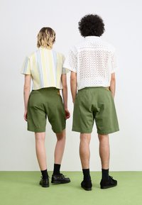 Service Works DRILL PART TIMER UNISEX - Σορτς - olive