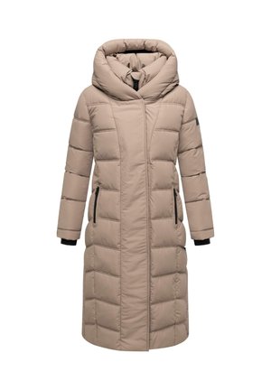 Manteau matelassé beige avec col montant et capuche surdimensionnée, doté de manches longues, de poches zippées et de motifs de couture diagonale.