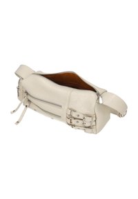 Geantă din piele de culoare crem, cu compartiment principal prevăzut cu fermoar, buzunare frontale și accente cu catarame; are o textură netedă și o curea reglabilă.