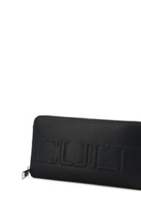Portafoglio in pelle nera con lettering "CULT" in rilievo, forma rettangolare, chiusura con zip e superficie strutturata. Dettagli in metallo argentato.