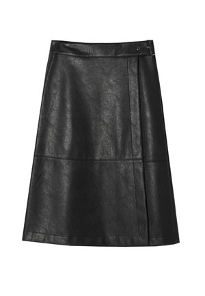Zwarte faux leren A-lijn rok met een gladde textuur, voorzien van een tailleband en een uitsnijding aan de zijkant, ontworpen met minimale stikseldetails.