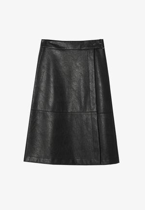 Mustast kunstnahast A-line seelik, millel on sile tekstuur, vöökoht ja külgauk, disainitud minimaalsete õmblusdetailidega.