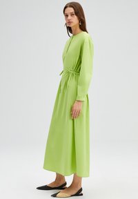 Touché Privé FRILLY WAISTED POPLIN - MODEST - Denné šaty - green