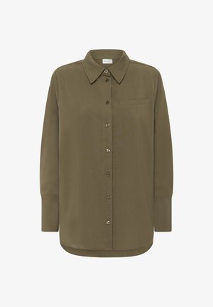 Zelena olivna srajca z dolgimi rokavi in gumbi, z ostrim ovratnikom in enim žepom na prsih, zasnovana za sproščeno nošenje.
