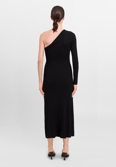 Robe tricotée noire à nervures avec encolure asymétrique ; une épaule nue, une manche longue ; design long au sol et près du corps.