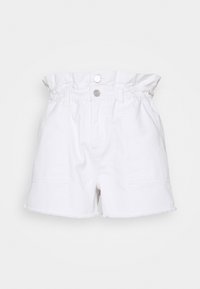 Pantalones cortos de mezclilla blanca con dobladillo desflecado, cintura elástica y cierre frontal con botón. Presenta dos bolsillos laterales.