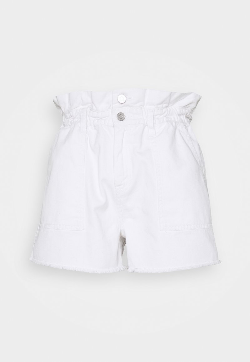Pantalones cortos de mezclilla blanca con dobladillo desflecado, cintura elástica y cierre frontal con botón. Presenta dos bolsillos laterales.