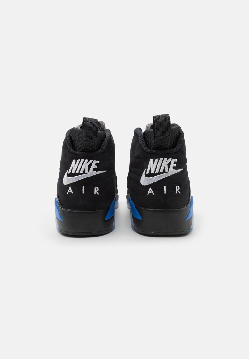 Schwarze Sneakers mit einem Obermaterial aus Wildleder, blauen Akzenten, geprägten Nike-Logos in Weiß auf der Ferse und einer robusten Gummisohle in Schwarz.