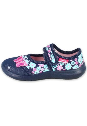 Marineblaues Schuhwerk mit einem floralen Muster in Hellblau und Pink, versehen mit einem Schmetterlingsakzent und einem verstellbaren Klettverschluss. Obermaterial aus strukturiertem Stoff.