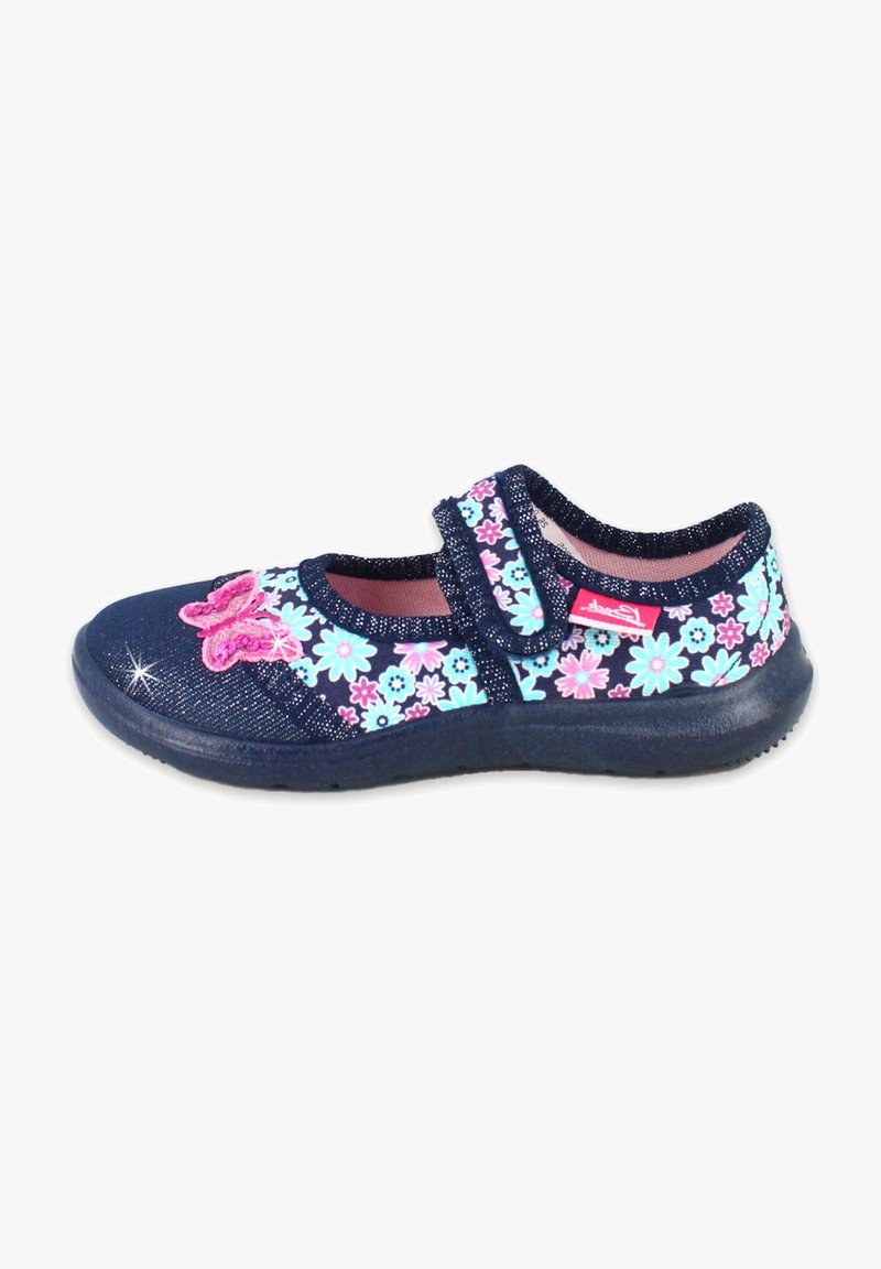 Marineblaues Schuhwerk mit einem floralen Muster in Hellblau und Pink, versehen mit einem Schmetterlingsakzent und einem verstellbaren Klettverschluss. Obermaterial aus strukturiertem Stoff.