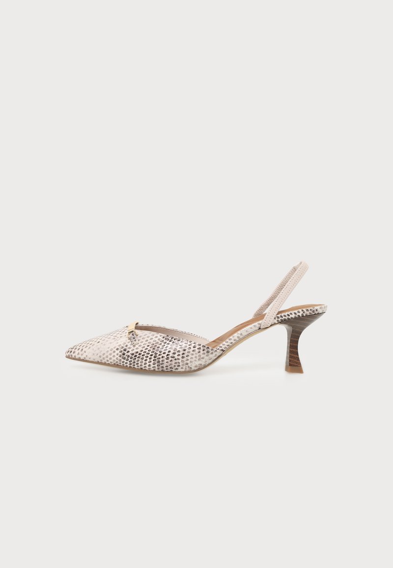 Chaussure femme beige à talon kitten avec bride arrière, motif peau de serpent et petit accent doré sur l'embout pointu, fond uni.