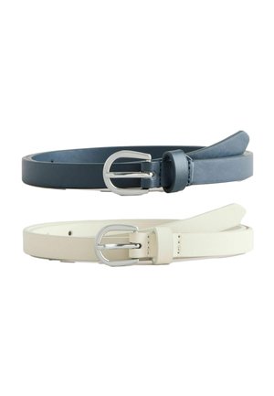 Twee slanke leren riemen, één donkerblauw en één crème, elk met een zilverkleurige metalen gesp en gestikte lus, plat neergelegd op een witte achtergrond.