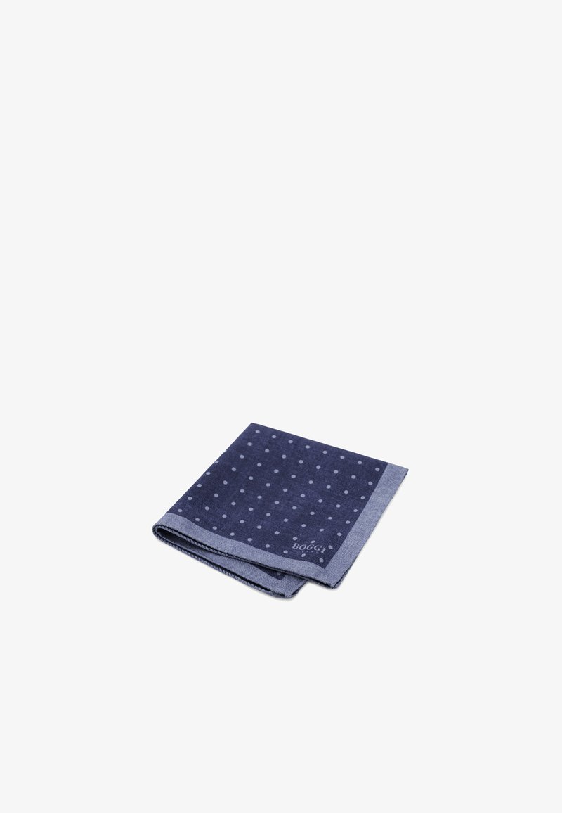 Pochette bleu marine pliée avec des pois bleu clair et une bordure unie bleu clair, posée sur un fond blanc.