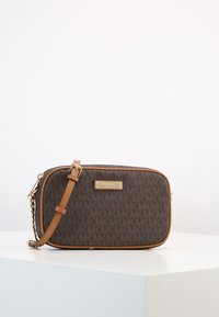 Borsa a tracolla in pelle marrone e tessuto con catena dorata e tracolla regolabile, dotata di una placca con logo sul davanti.