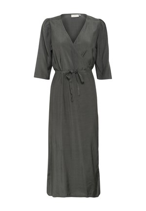 Tumši pelēkas krāsas apģērbs ar V-veida kakla izgriezumu, trīs ceturtdaļu piedurknēm un jostu viduklī. Gluda auduma struktūra ar smalku spīdumu.