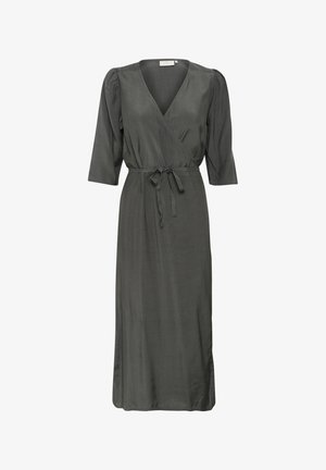 Tumši pelēkas krāsas apģērbs ar V-veida kakla izgriezumu, trīs ceturtdaļu piedurknēm un jostu viduklī. Gluda auduma struktūra ar smalku spīdumu.