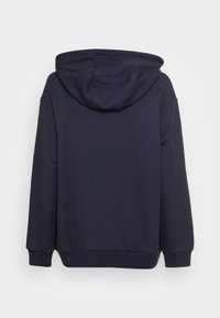 Sudadera de marina con una textura suave, que presenta una gran capucha, mangas largas y puños y dobladillo acanalados. Diseño minimalista, sin marcas visibles.