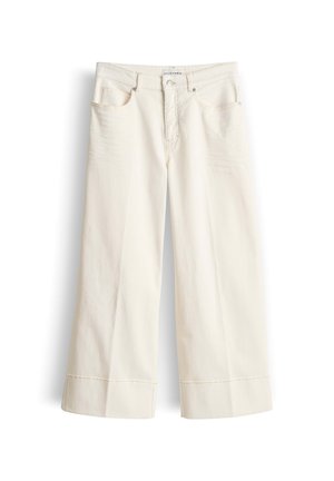 Ecrufarbene, weit geschnittene Hosen mit umgeschlagenen Säumen, vorderer Knopfleiste, Reißverschluss sowie Taschen vorne und hinten, auf weißem Hintergrund liegend.