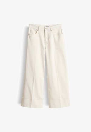 Off-white wijde broek met omgeslagen zoom, sluiting met knopen aan de voorkant, rits en voor- en achterzakken, plat gelegd op een witte achtergrond.