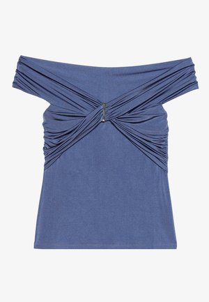 Top off-the-shoulder in tessuto blu intenso, caratterizzato da dettagli arricciati e un accent metallico centrale, con un design aderente e una texture liscia.