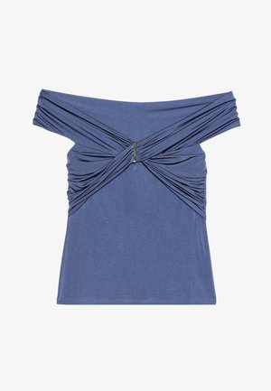 Top brez naramnic v temno modri tkanini, z nabranimi detajli in osrednjim metalnim poudarkom, z oprijetim dizajnom in gladko teksturo.