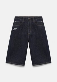 Short en denim bleu foncé à la longueur genou avec bouton à l’avant, poches et logo blanc brodé sur la poche gauche.