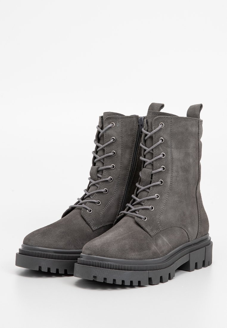 Graue Wildleder-Stiefeletten mit einer robusten Gummisohle, vorn mit Schnürung und einem Reißverschluss an der Seite für ein einfaches Anziehen.
