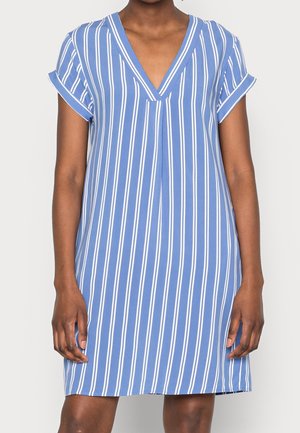 Blauw gestreepte jurk met een diepe V-hals en opgerolde korte mouwen. Kenmerkt zich door witte verticale strepen en een losse, comfortabele pasvorm.