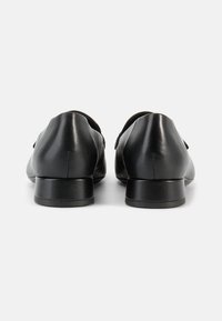 Μαύρα δερμάτινα παπούτσια με λείο φινίρισμα, στρογγυλεμένη μύτη και χαμηλό τετράγωνο τακούνι. Διαθέτουν κομψό σχέδιο με ελάχιστα διακοσμητικά στοιχεία.