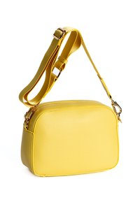 Borsa a tracolla gialla in pelle, superficie a trama, forma rettangolare, tracolla regolabile, accessori in metallo dorato e chiusura con zip.