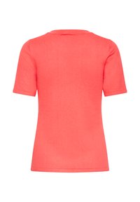 T-shirt corail à manches courtes avec un col rond, fabriqué en tissu lisse. Présente un design simple et épuré sans motifs ni accents.