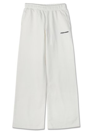 Bijele široke trenerke s elastičnim pojasom, bočnim džepovima i crnim natpisom "PEGADOR" na lijevom bedru. Glatka tekstura.