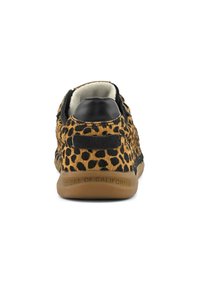 Tenisky s leopardím potiskem mají vrchní část z texturovaného materiálu v béžové a černé barvě, černé kožené akcenty a gumovou podrážku s embosovaným logem.