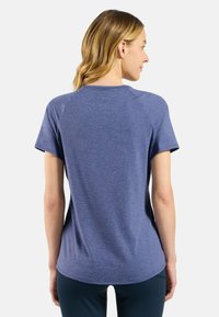 Short-sleeve, round-neck t-shirt in dark blue fabric with a smooth texture. Features a slightly curved hem and a relaxed fit.