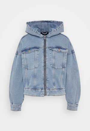 Chaqueta de mezclilla de color azul claro con capucha, cierre de cremallera y dos bolsillos en el pecho. Presenta un ajuste relajado y una textura ligeramente desgastada.