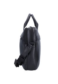 Bolso de cuero negro con un acabado texturizado, que cuenta con dos cremalleras, asas resistentes, correa ajustable y un perfil lateral suave.